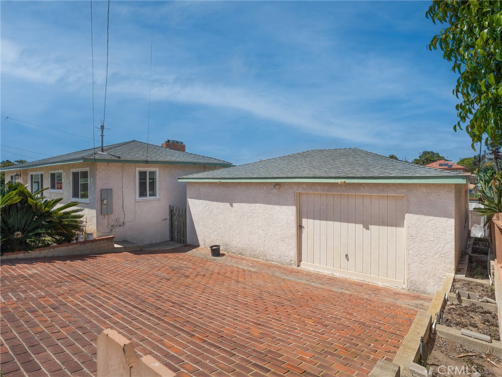 203 E Sycamore Avenue
