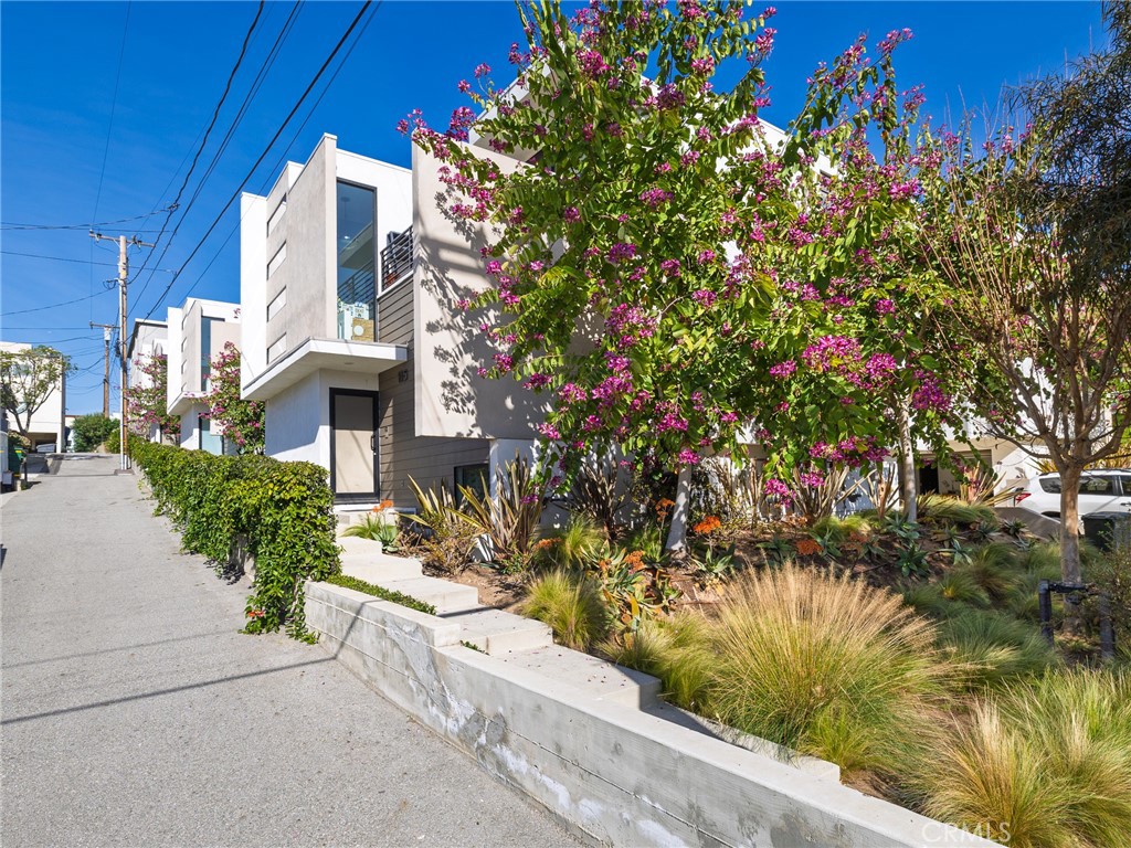 121 E Walnut