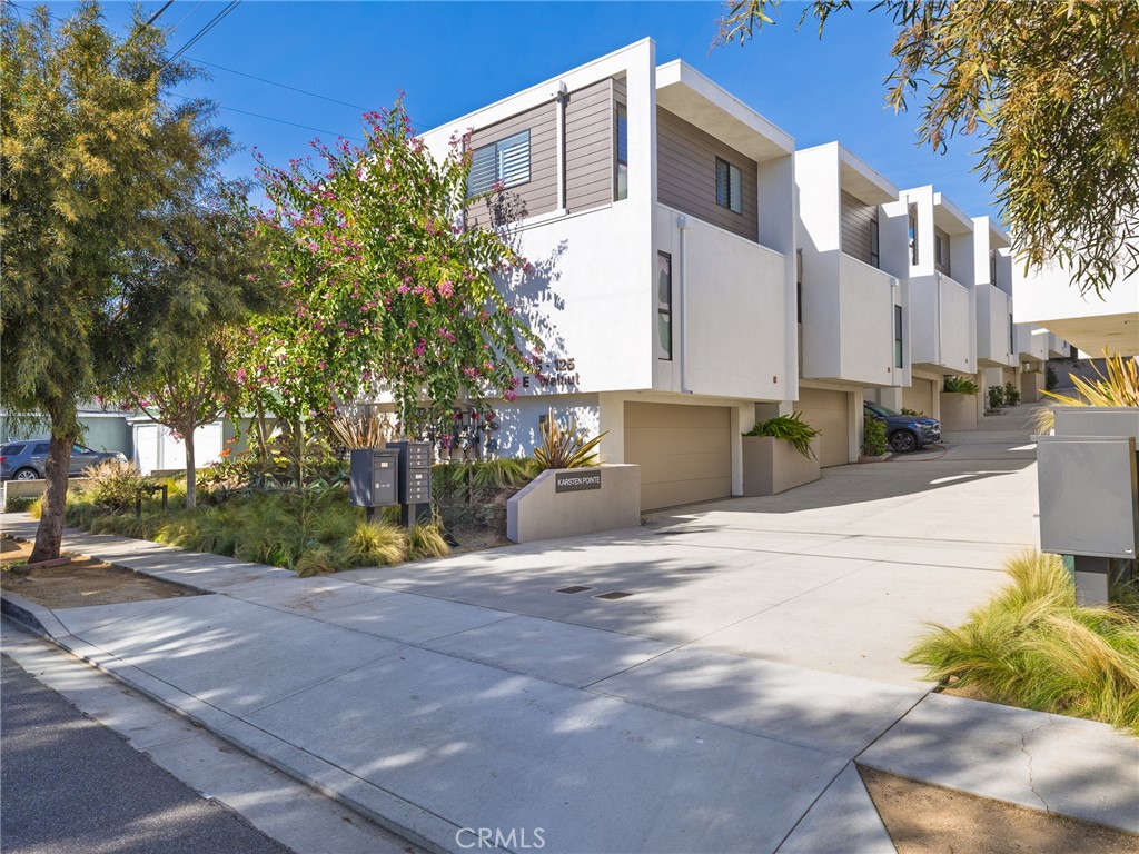 121 E Walnut