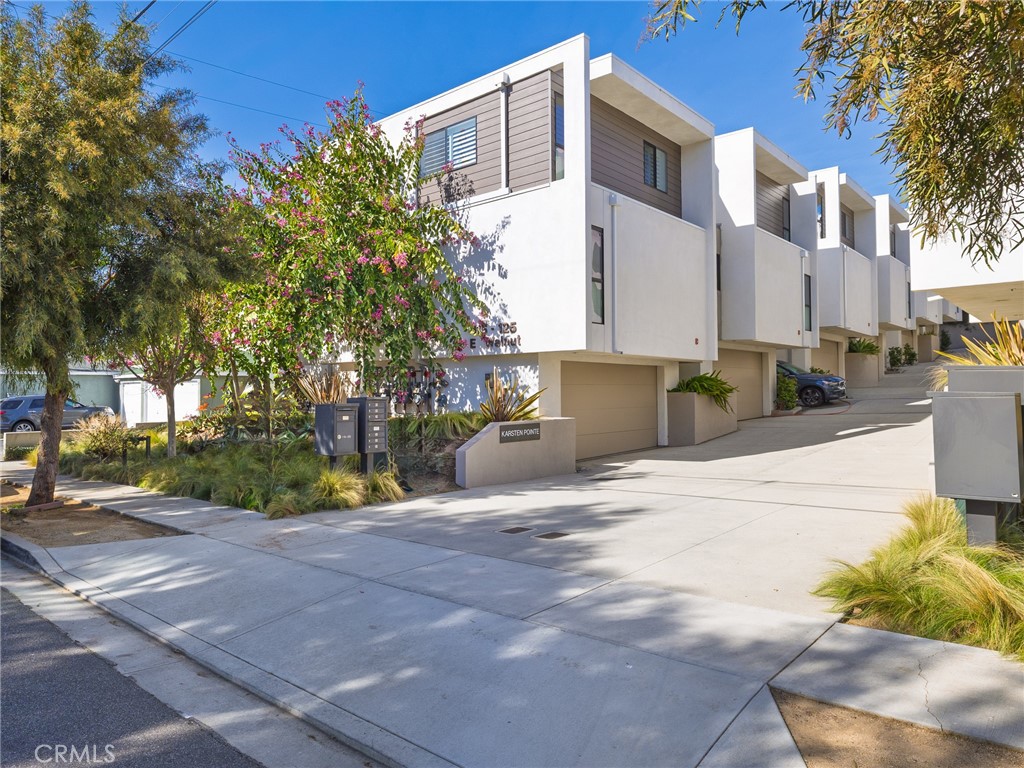 121 E Walnut