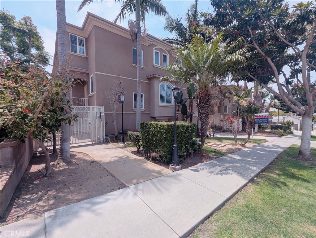 328 E Imperial