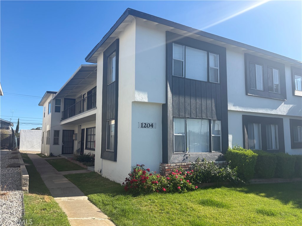 1204 E Imperial