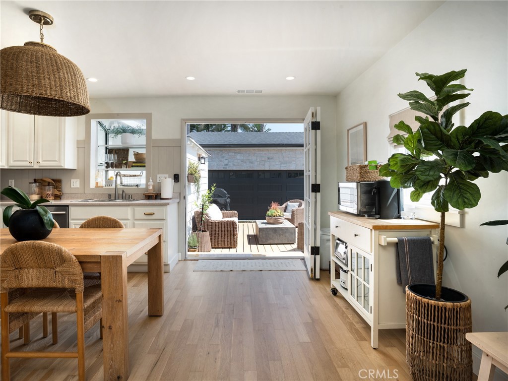527 W Mariposa Avenue