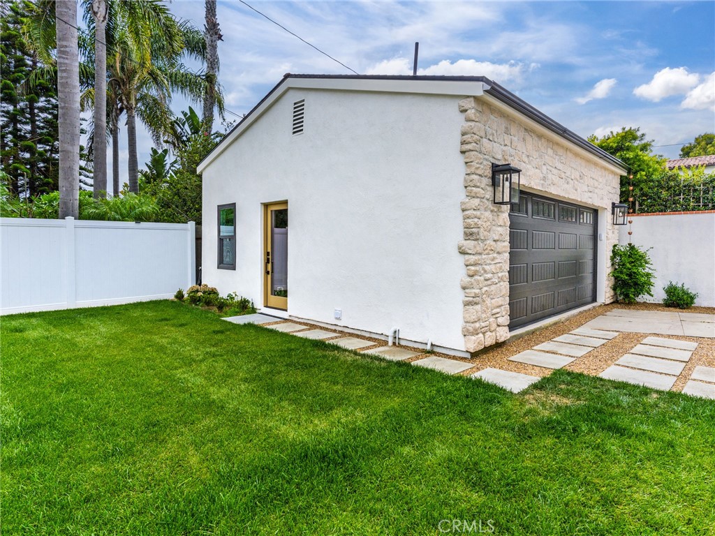 527 W Mariposa Avenue