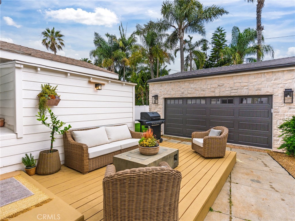 527 W Mariposa Avenue