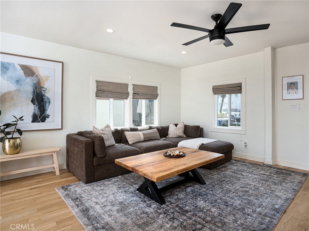527 W Mariposa Avenue