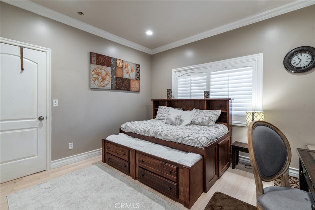 12102 S La Cienega