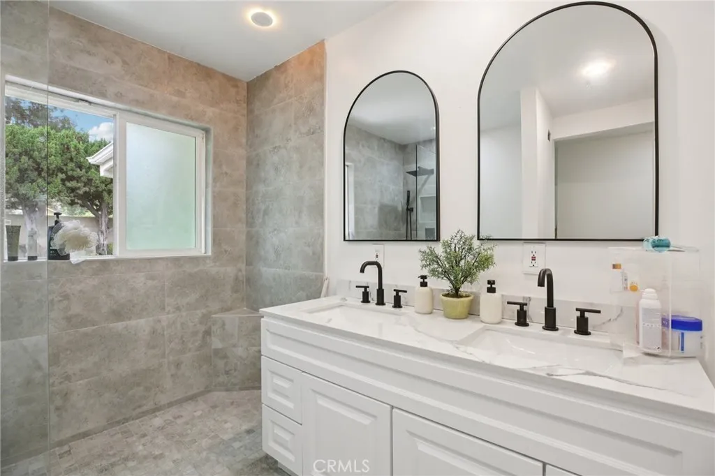 520 W Country Hills Drive