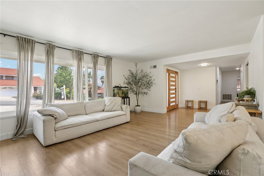 520 W Country Hills Drive