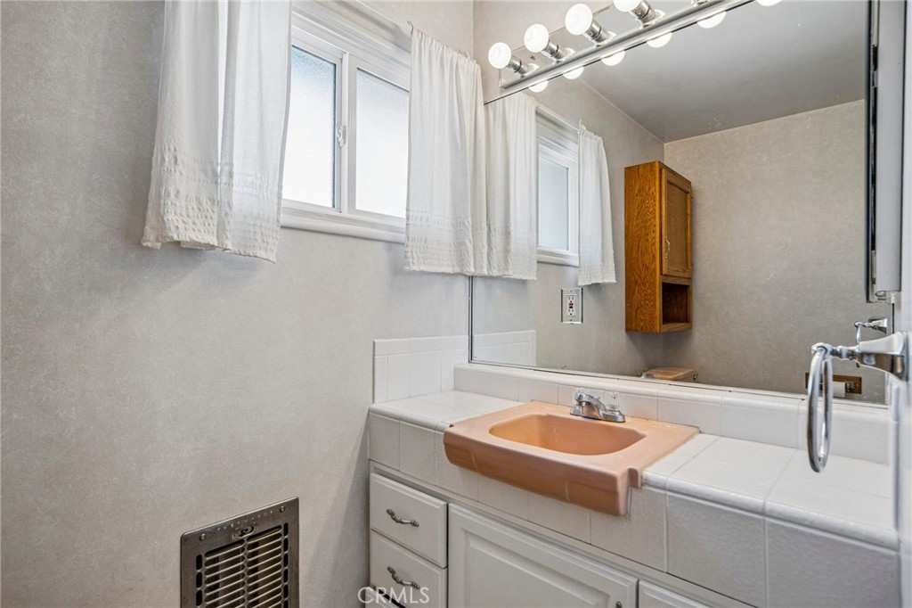 312 N London