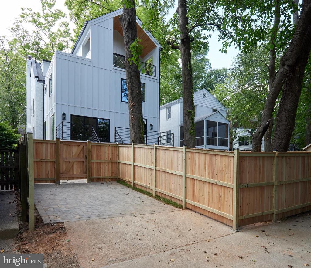 5437 33rd St NW