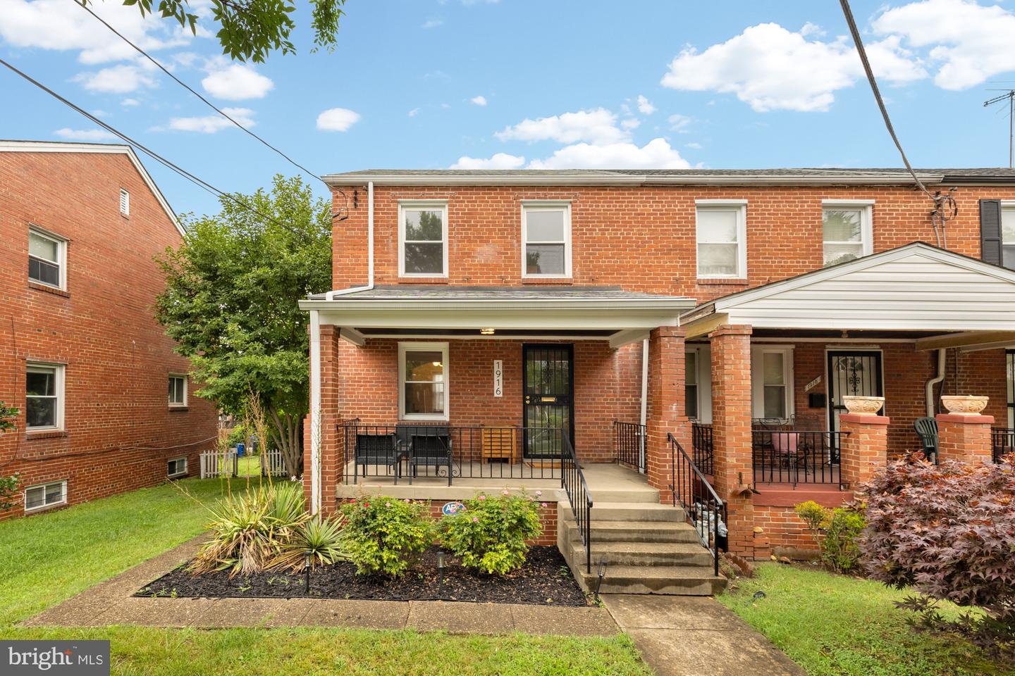 1916 T St SE