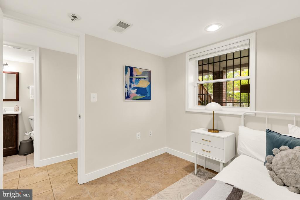 1917 T PLACE SE