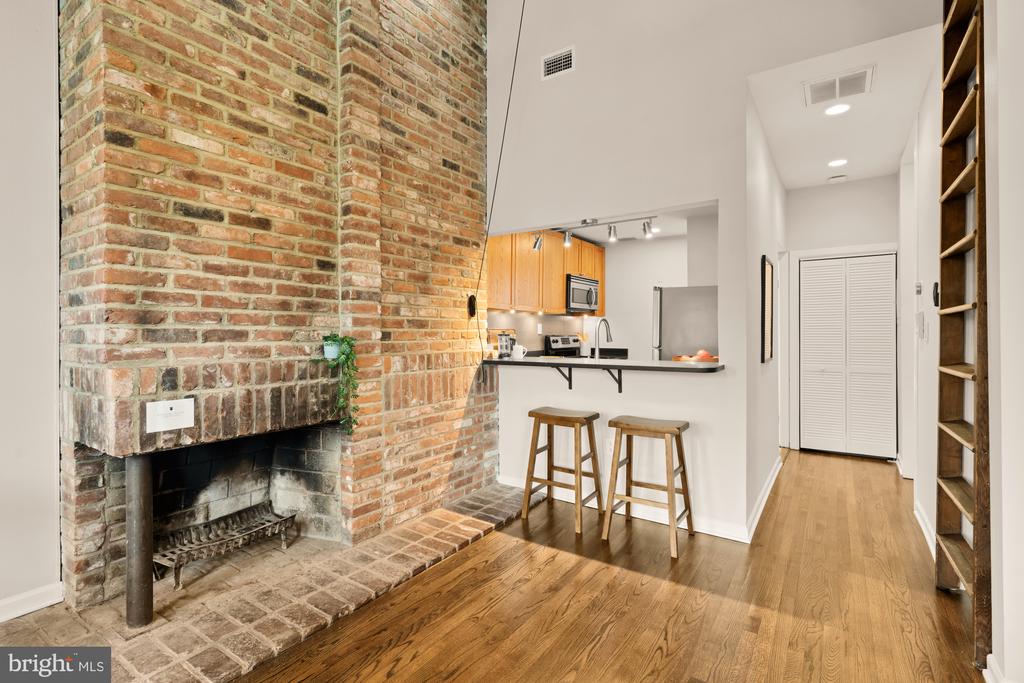 311 4TH STREET SE Unit: 6