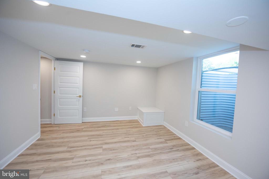 5022 Laguna Rd