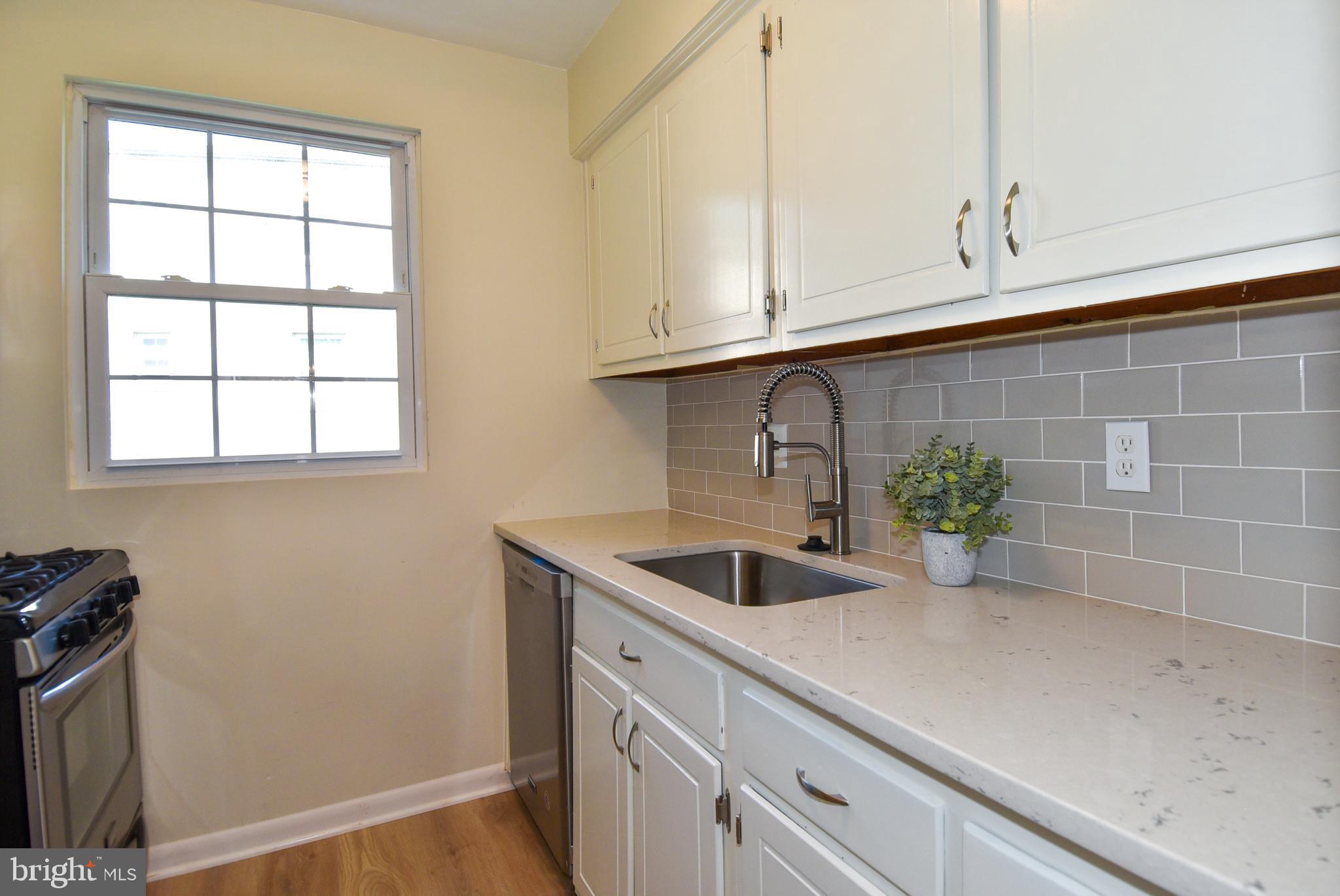 2028 Vermont St N #203