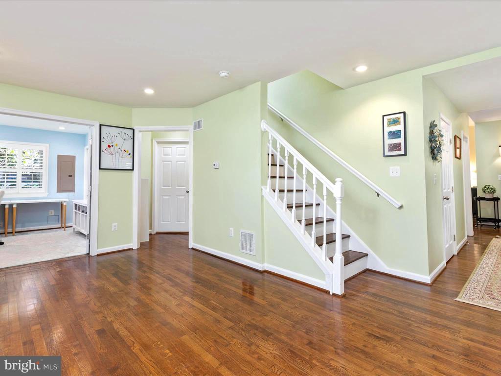 6932 Vanderbilt Dr