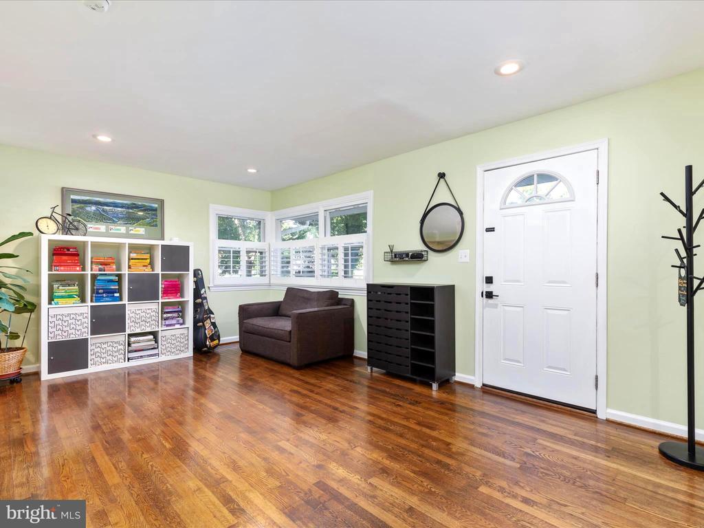 6932 Vanderbilt Dr