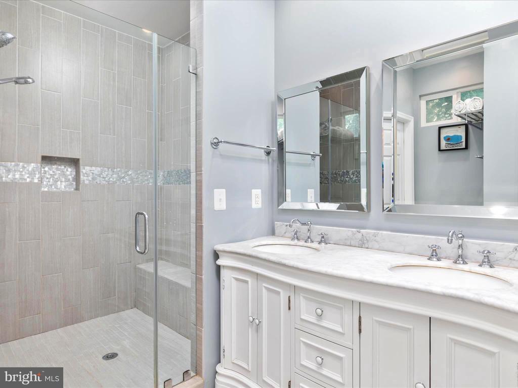 6932 Vanderbilt Dr