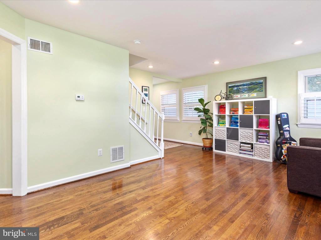 6932 Vanderbilt Dr
