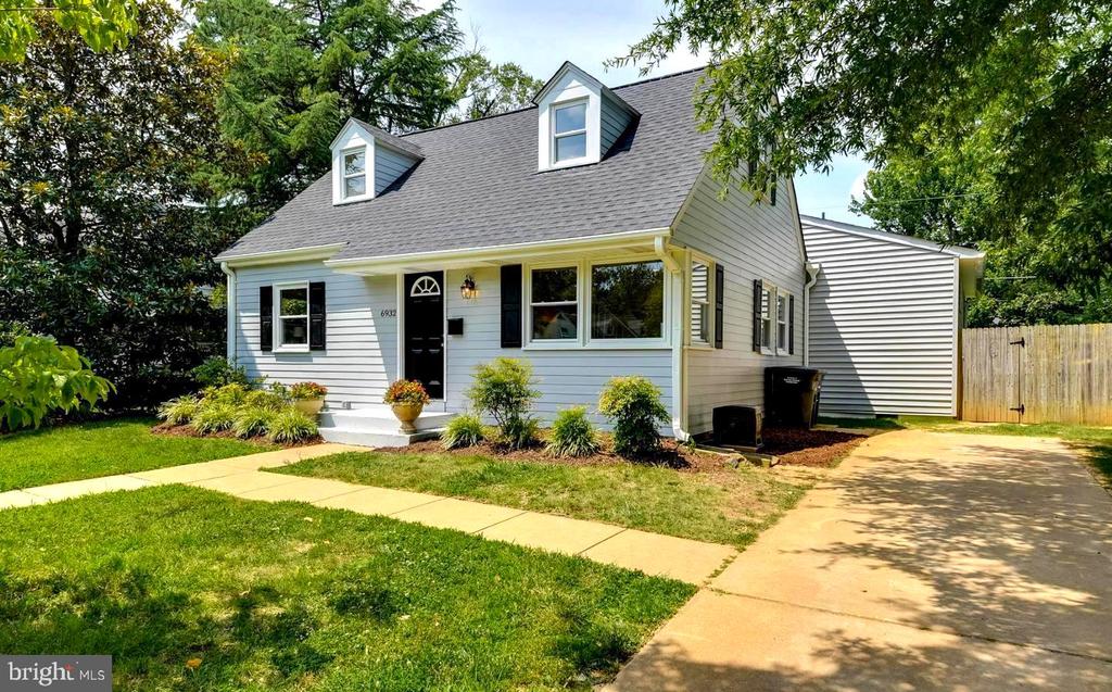 6932 Vanderbilt Dr