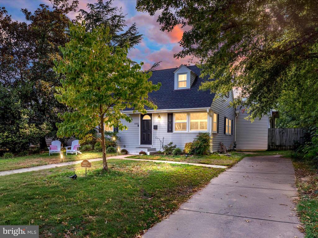 6932 Vanderbilt Dr
