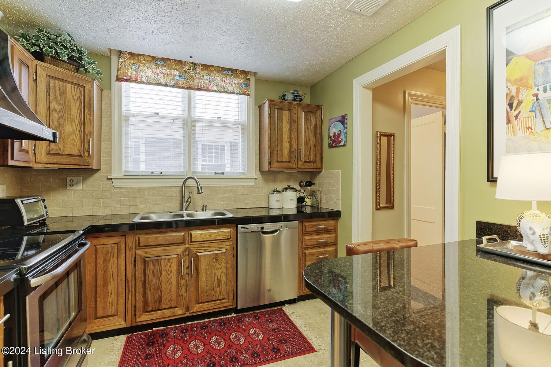 2111 Boulevard Napoleon, 3