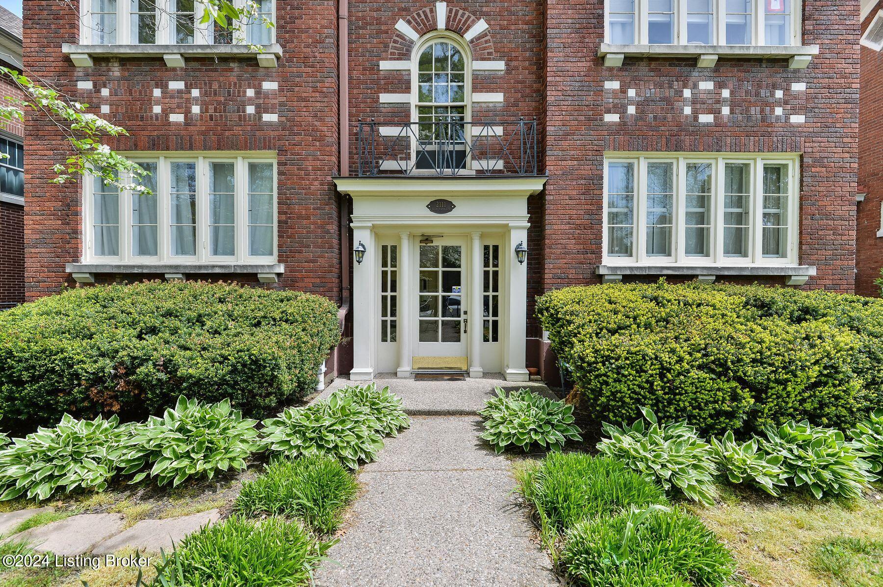 2111 Boulevard Napoleon, 3