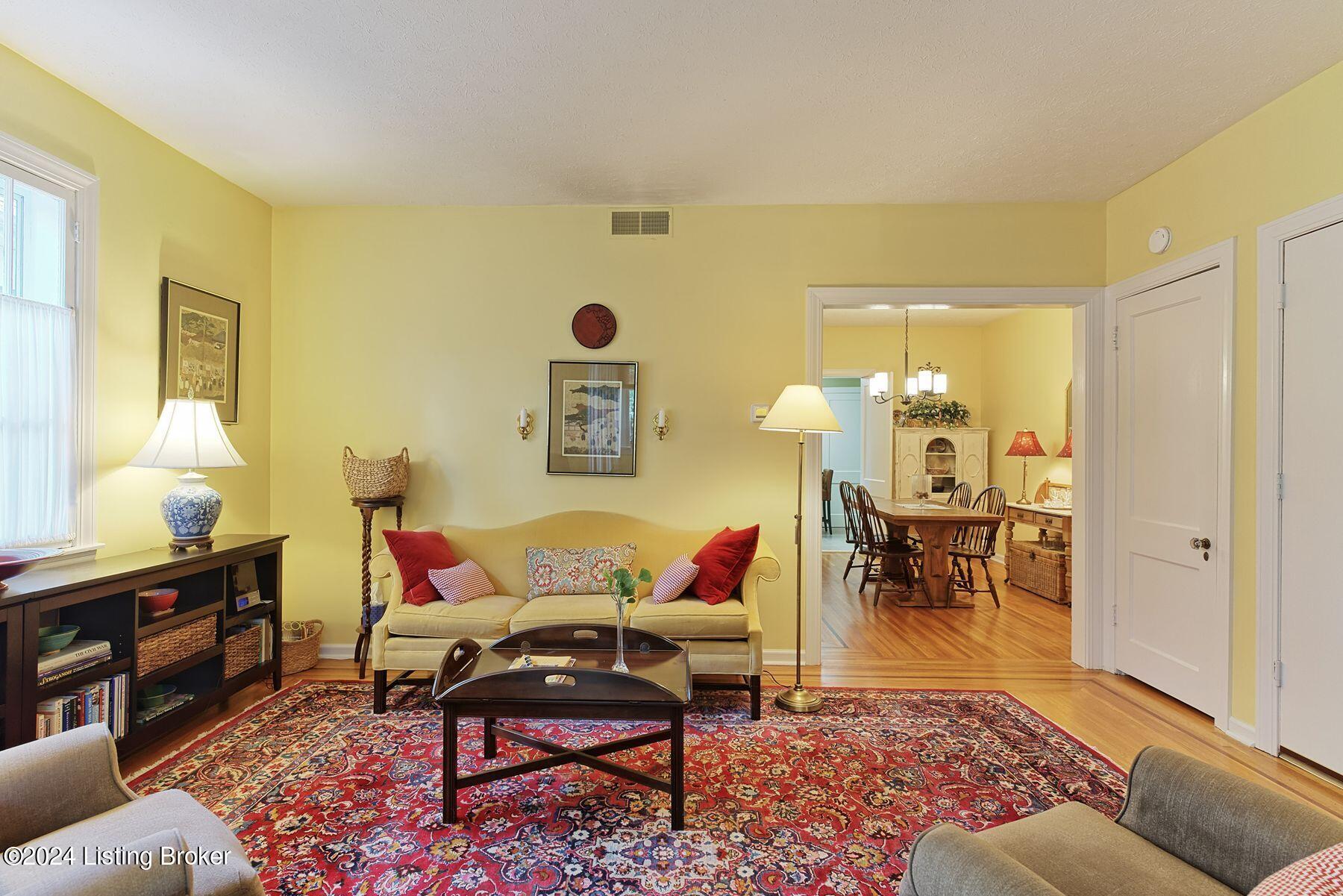 2111 Boulevard Napoleon, 3