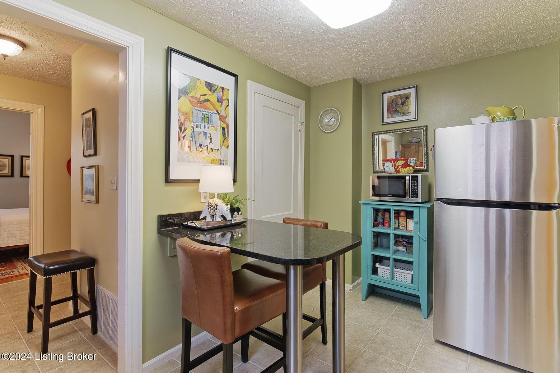 2111 Boulevard Napoleon, 3