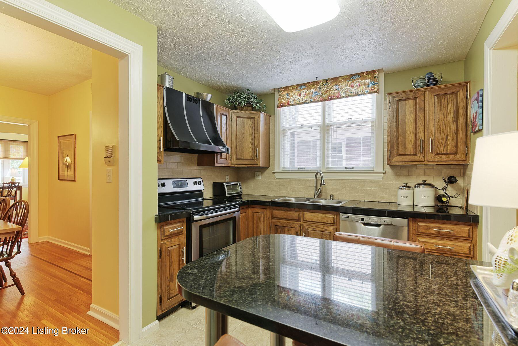 2111 Boulevard Napoleon, 3