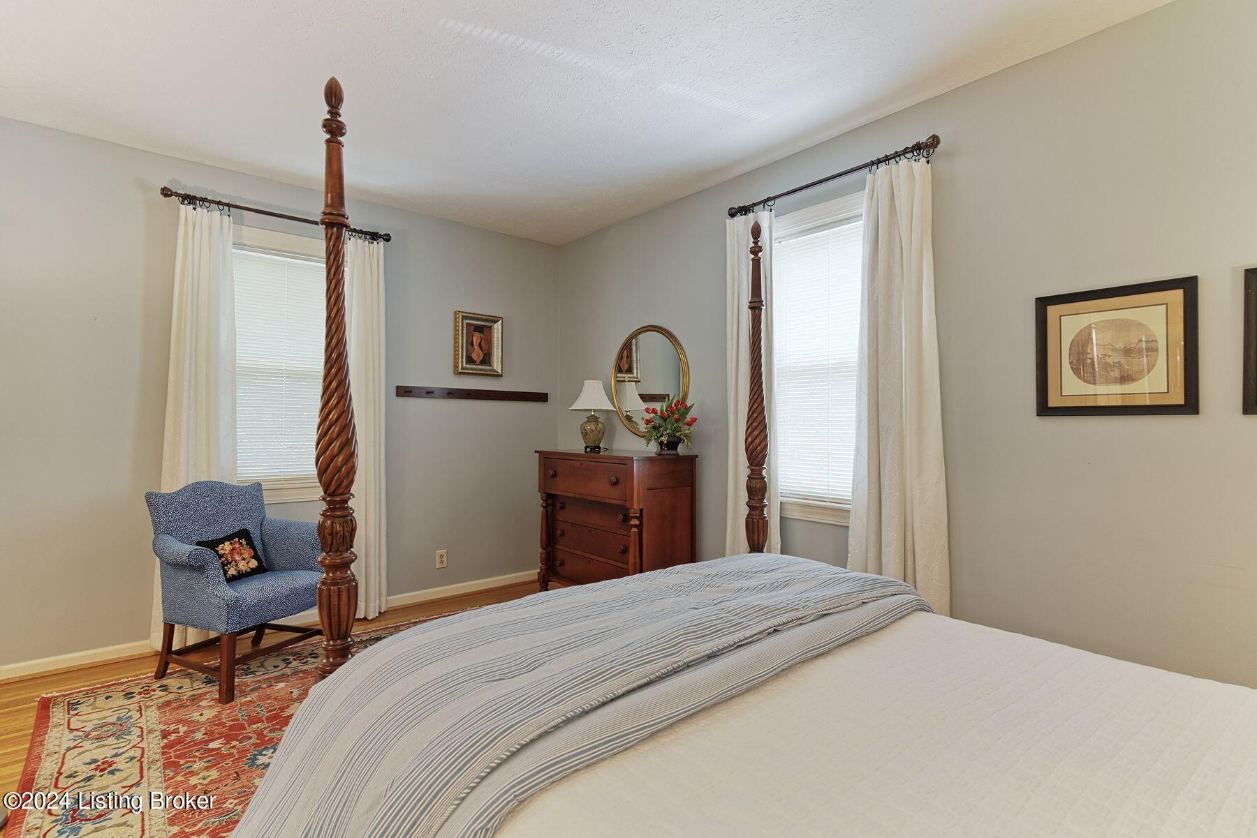2111 Boulevard Napoleon, 3