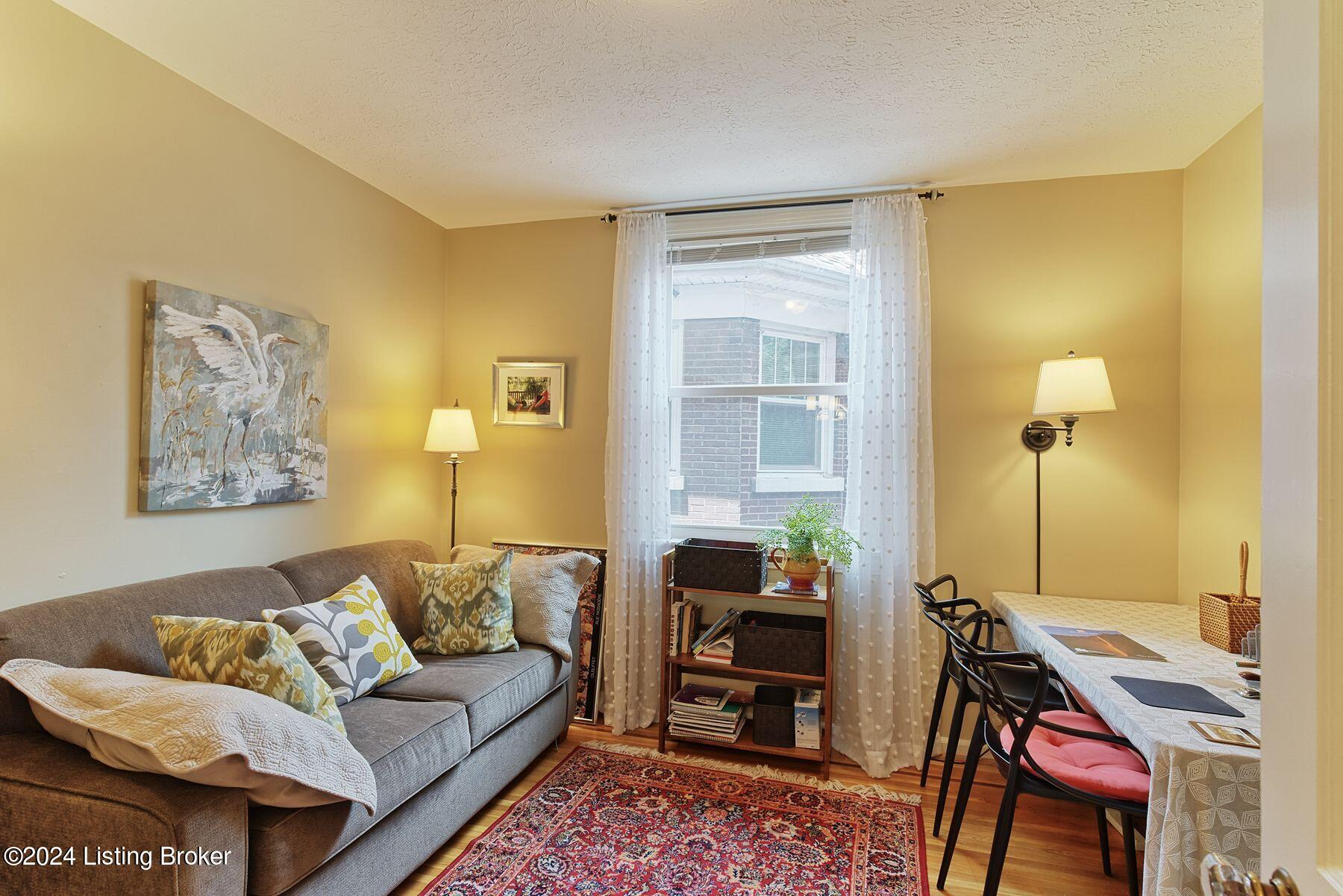 2111 Boulevard Napoleon, 3