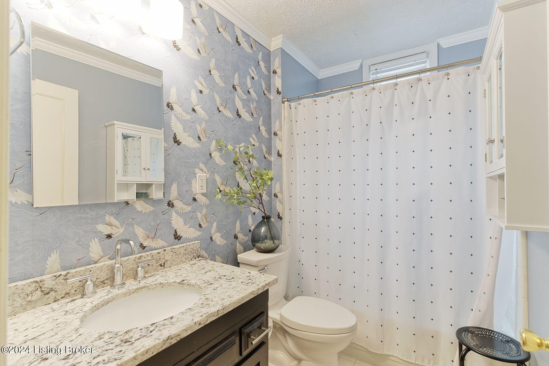 2111 Boulevard Napoleon, 3