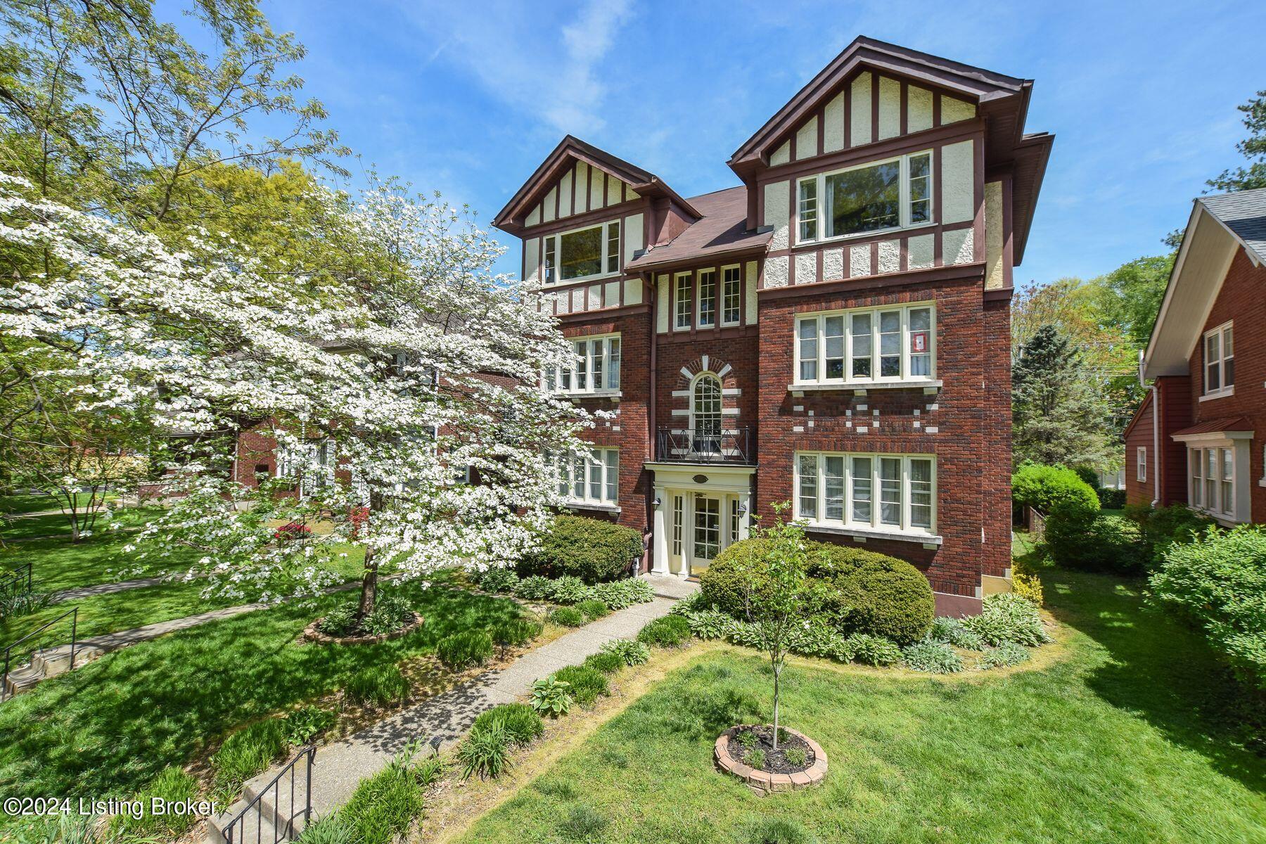 2111 Boulevard Napoleon, 3