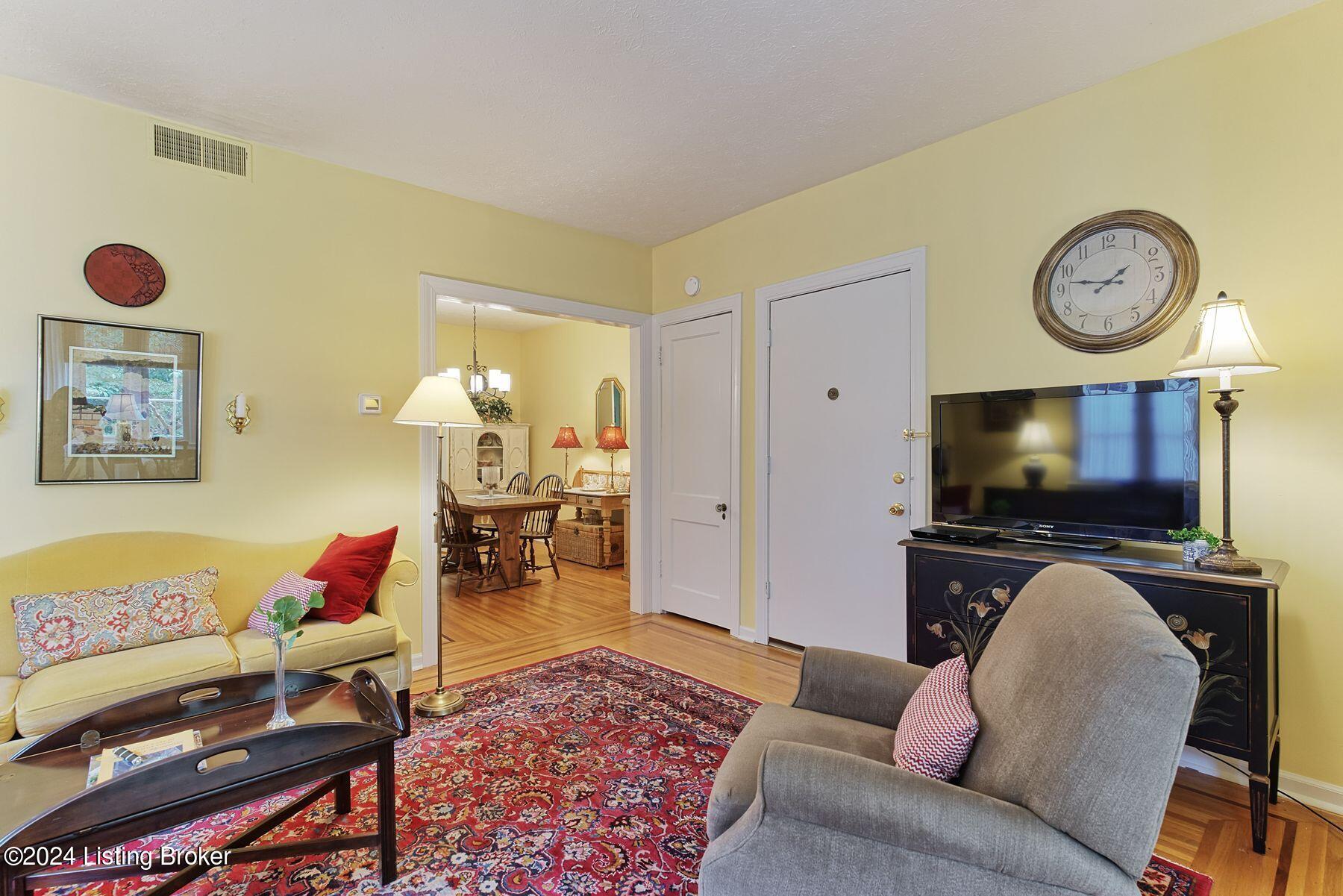 2111 Boulevard Napoleon, 3