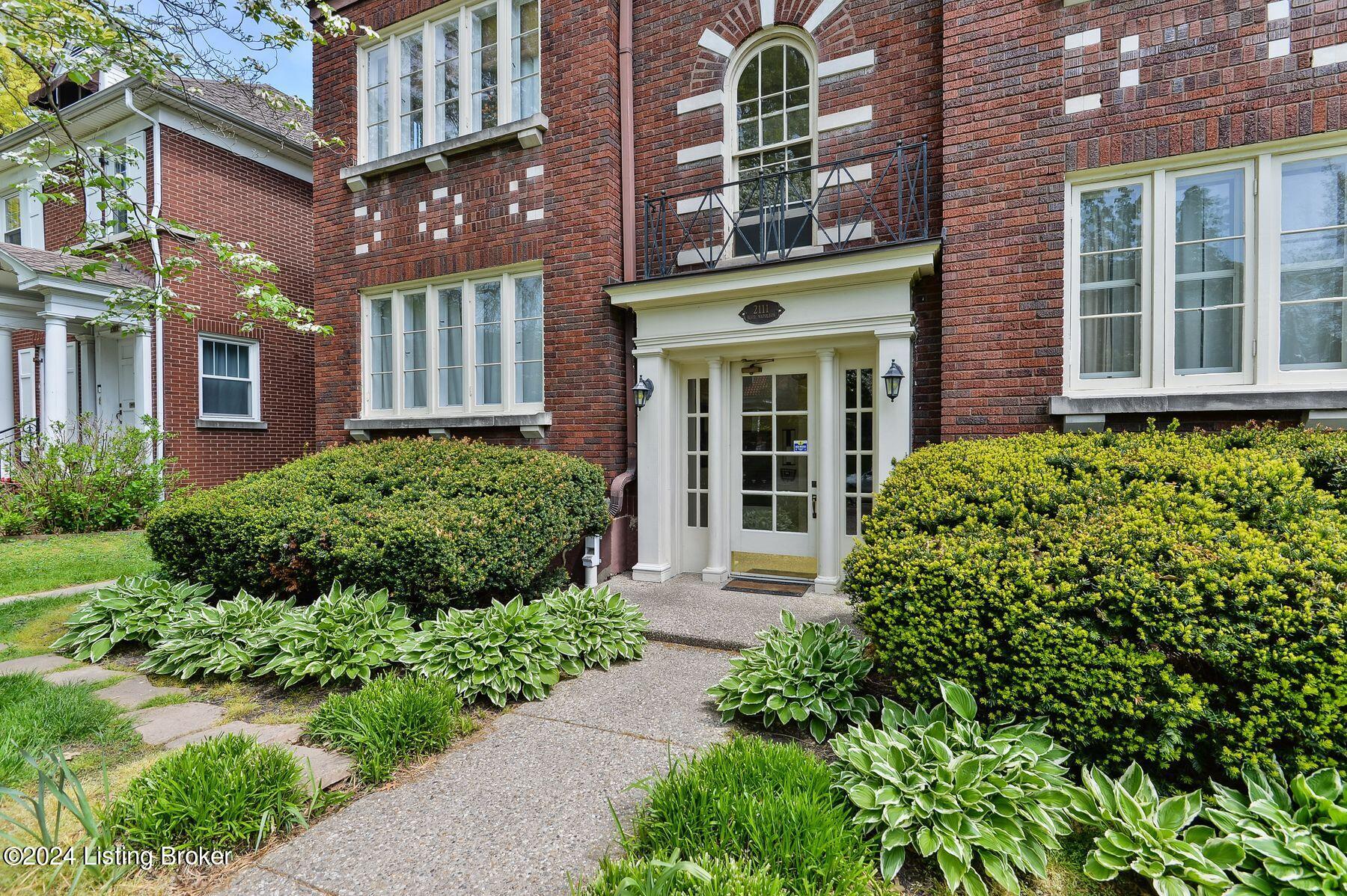 2111 Boulevard Napoleon, 3