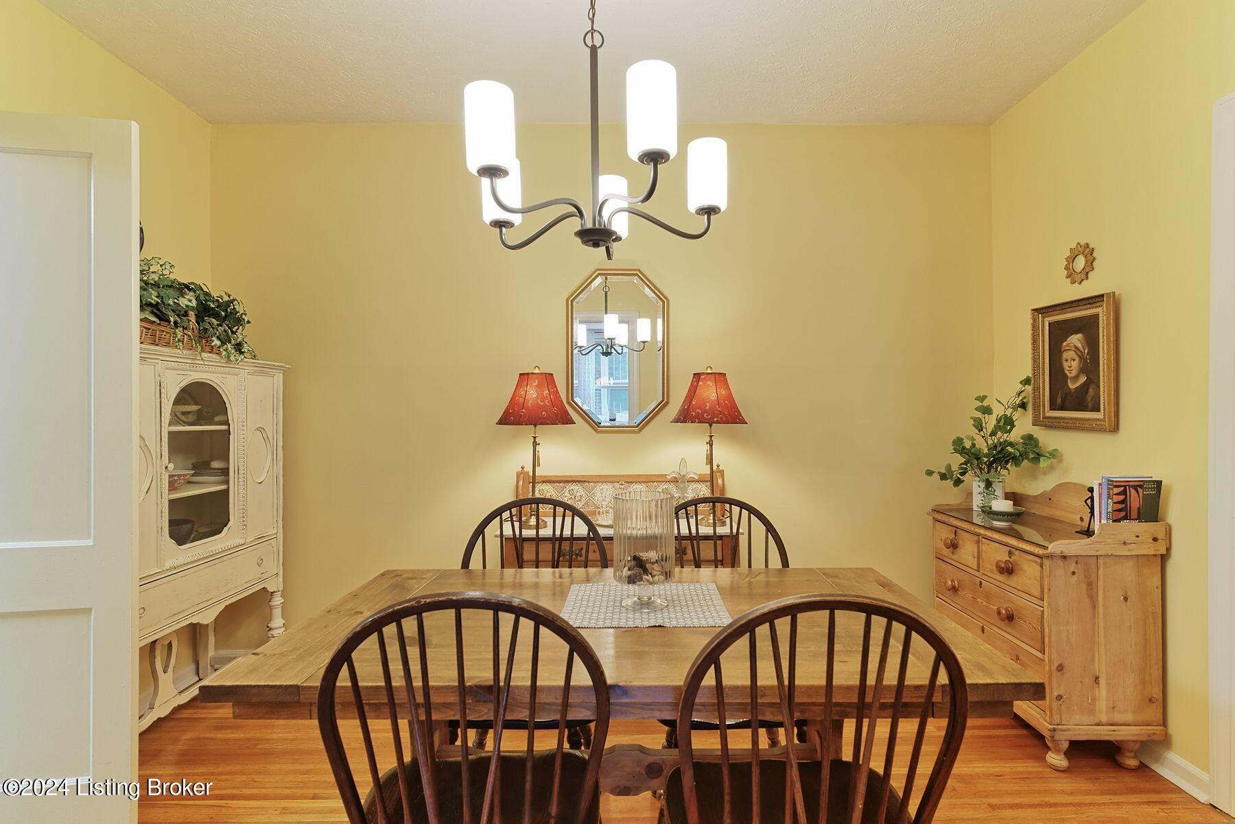 2111 Boulevard Napoleon, 3