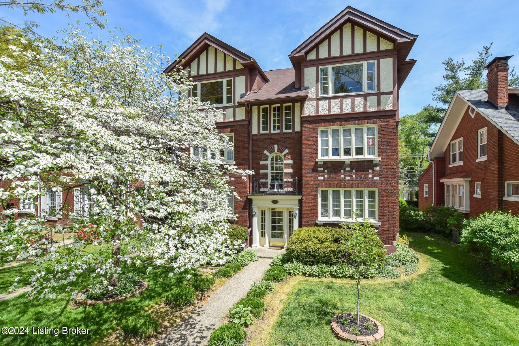 2111 Boulevard Napoleon, 3