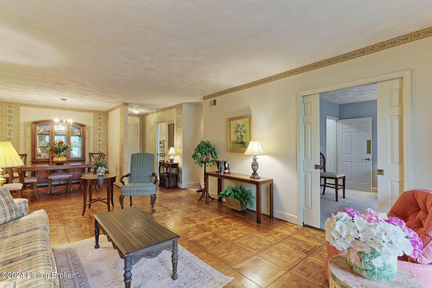 5800 Coach Gate Wynde, 270A