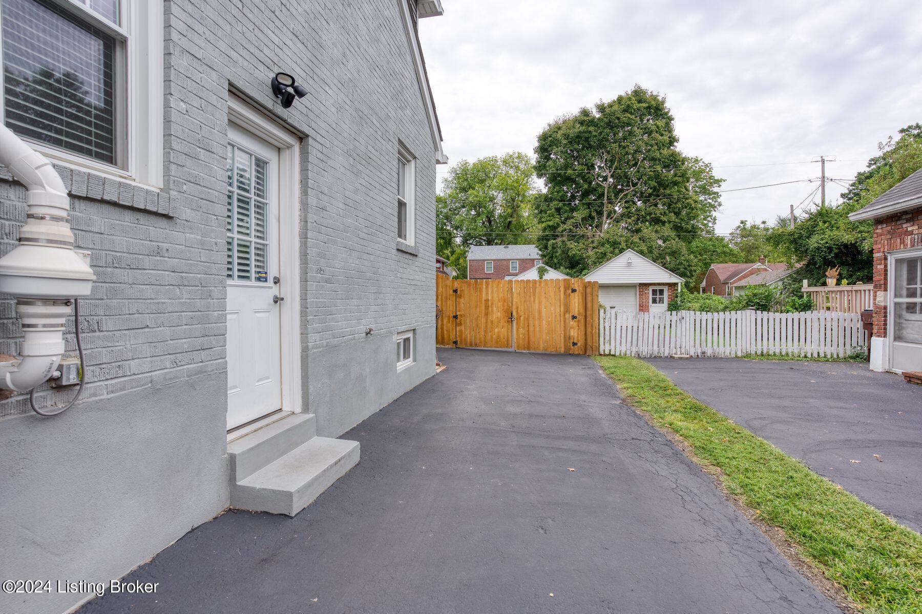 411 Iola Rd