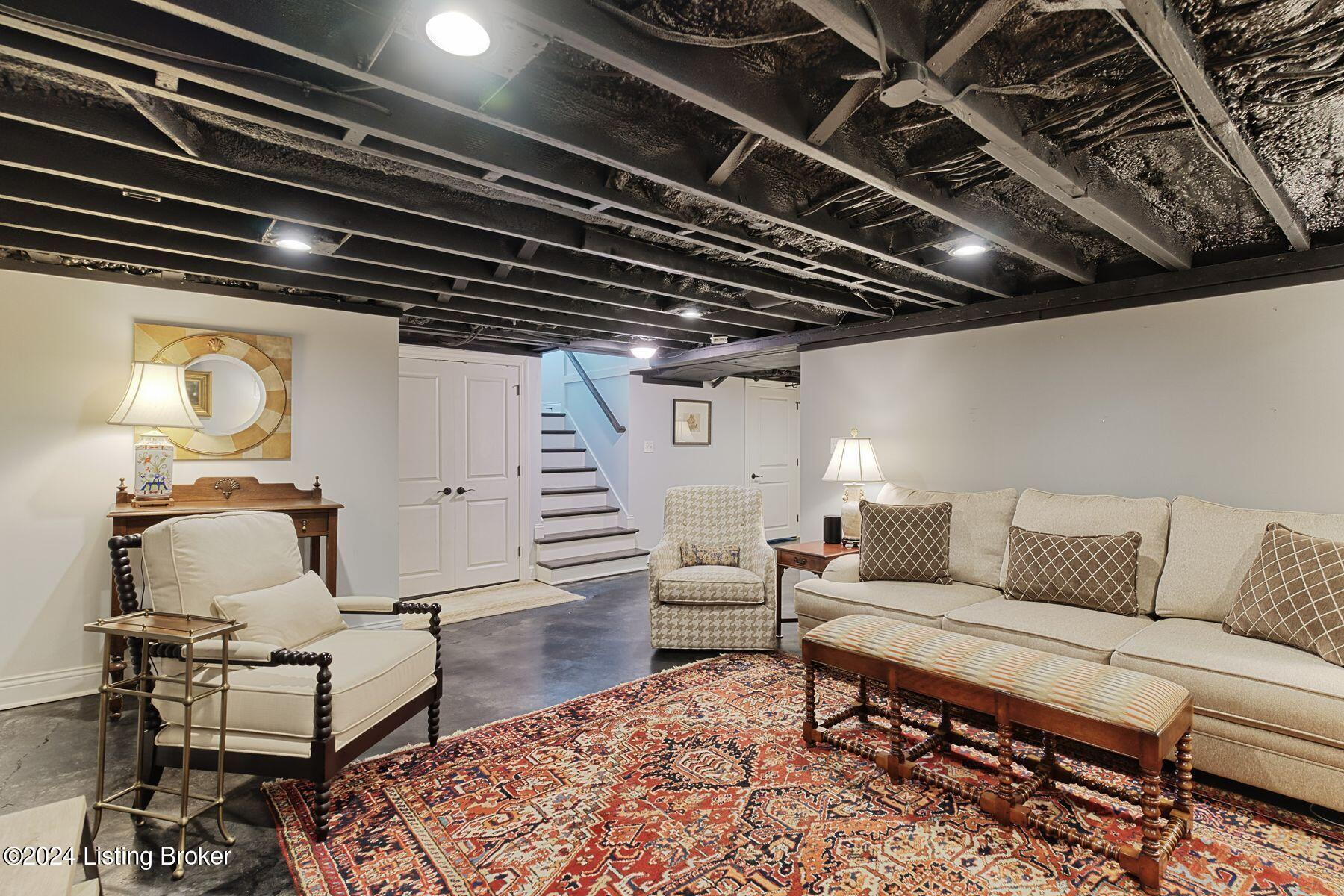 411 Iola Rd