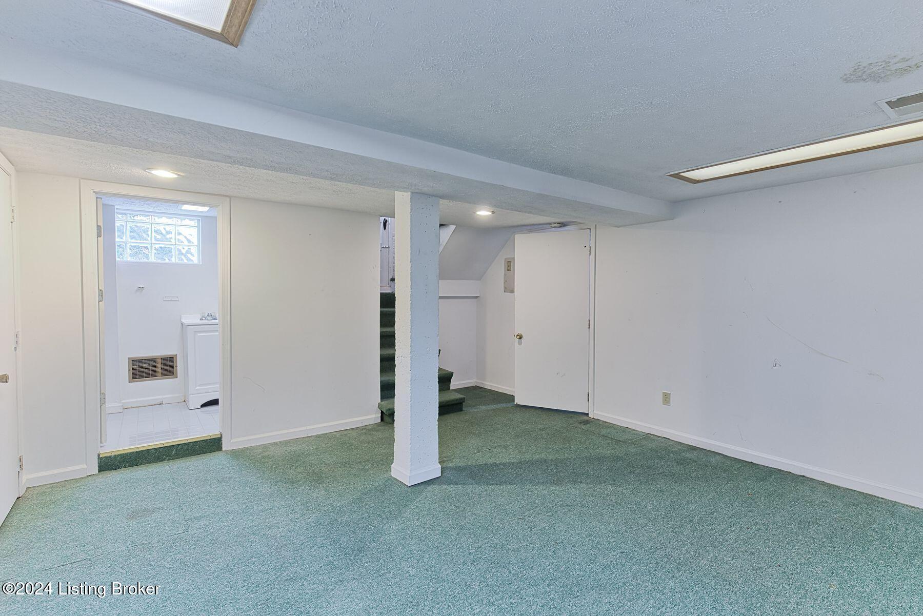 3207 Maple Rd
