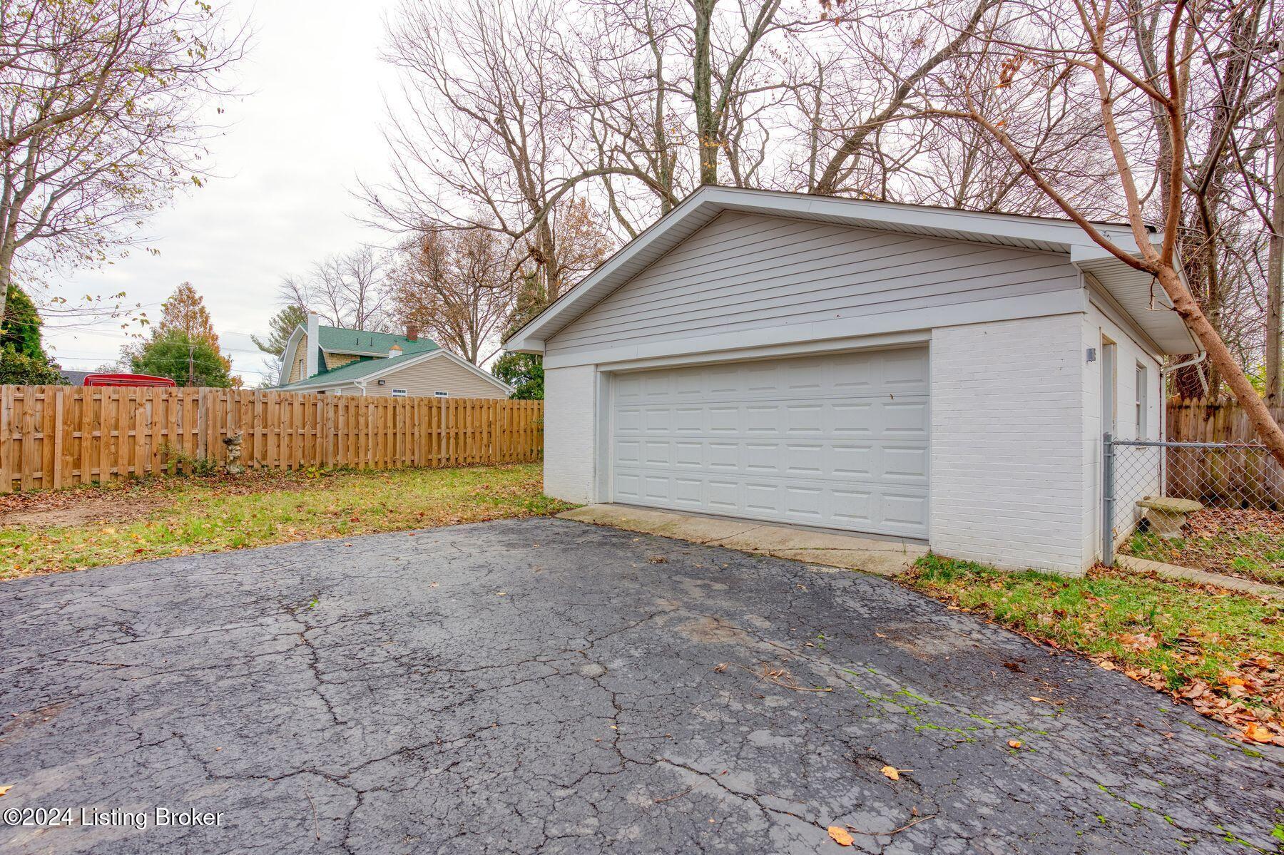 3207 Maple Rd
