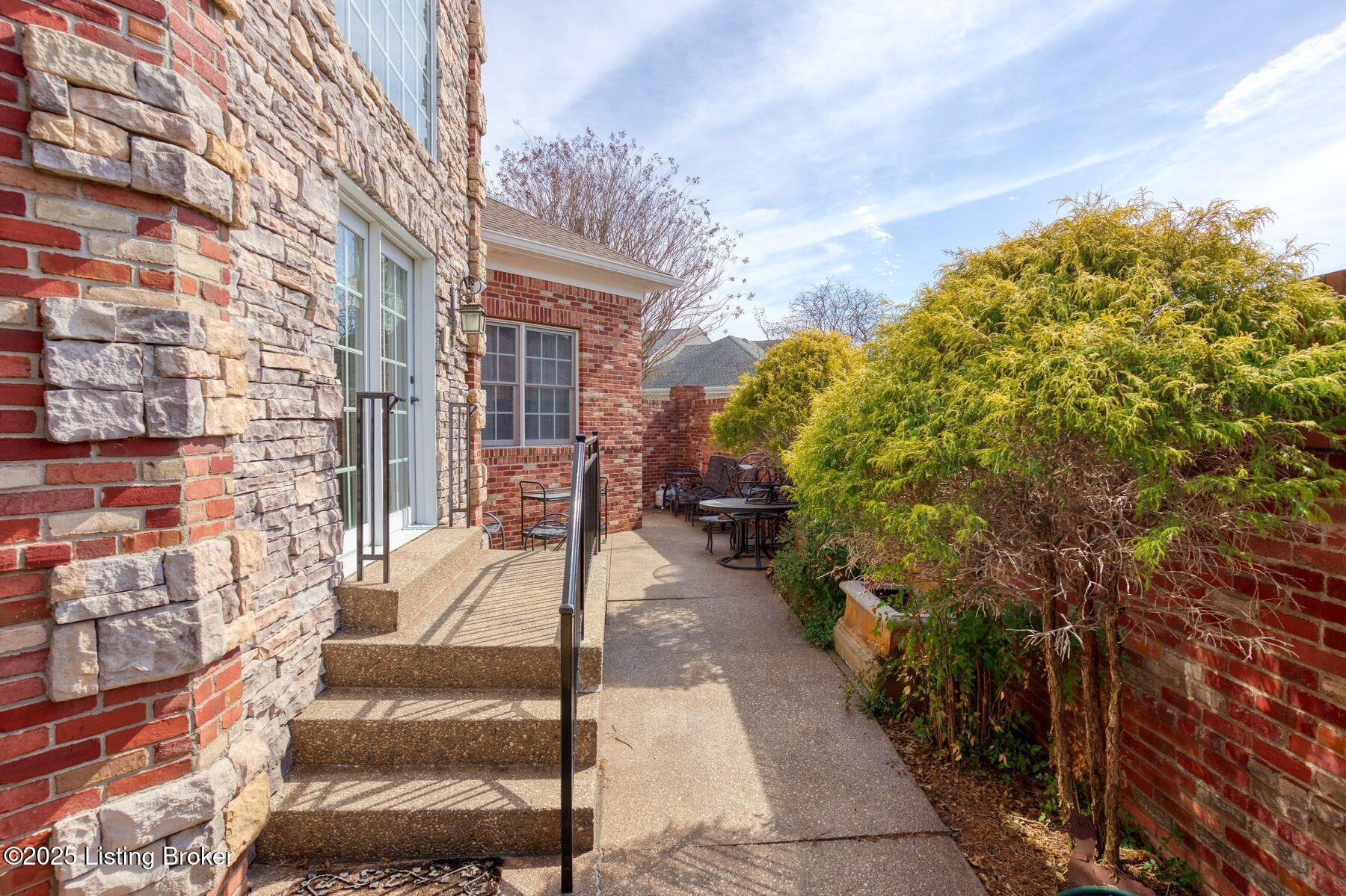 2711 Alia Cir