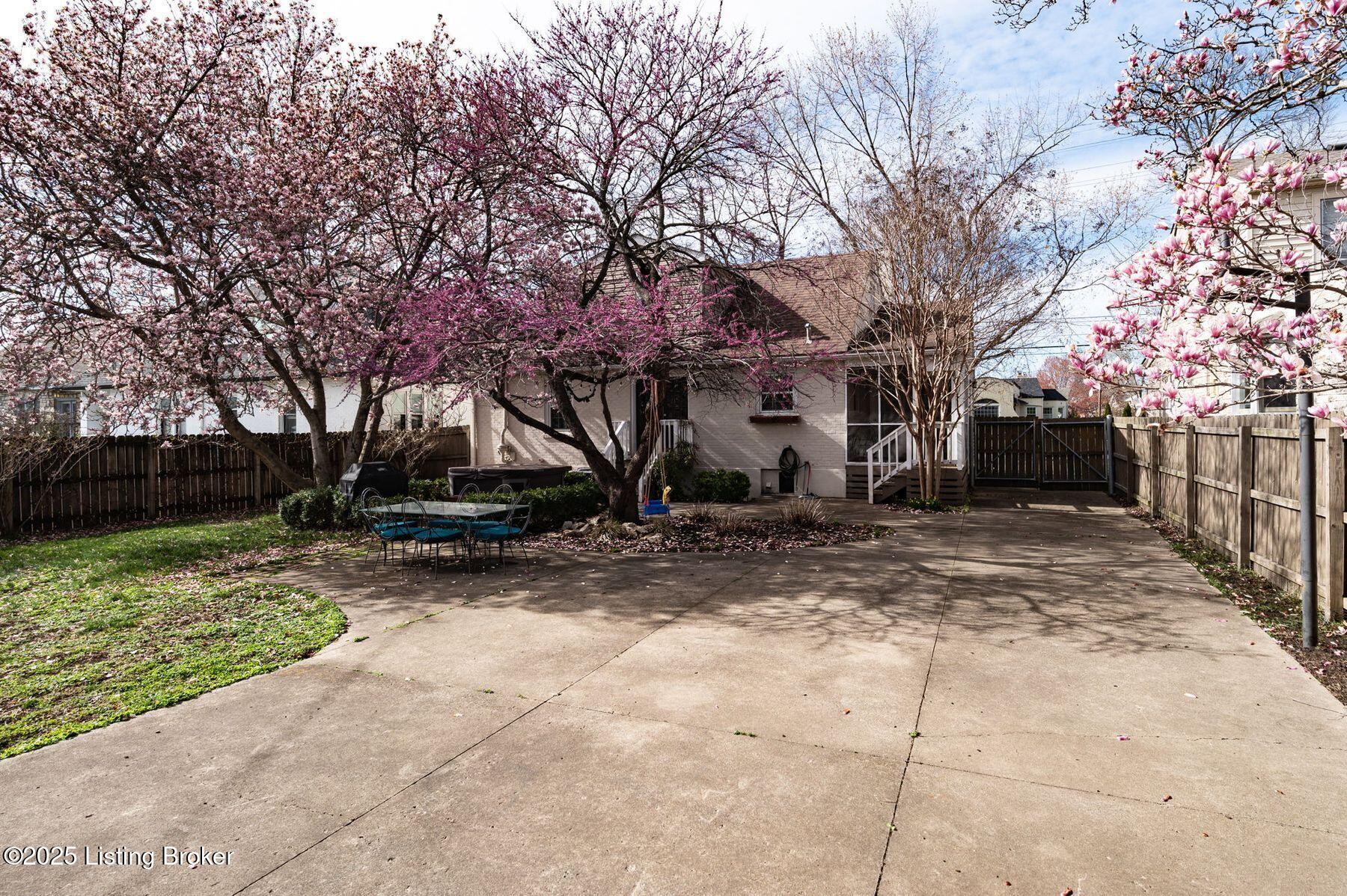 3424 Lexington Rd