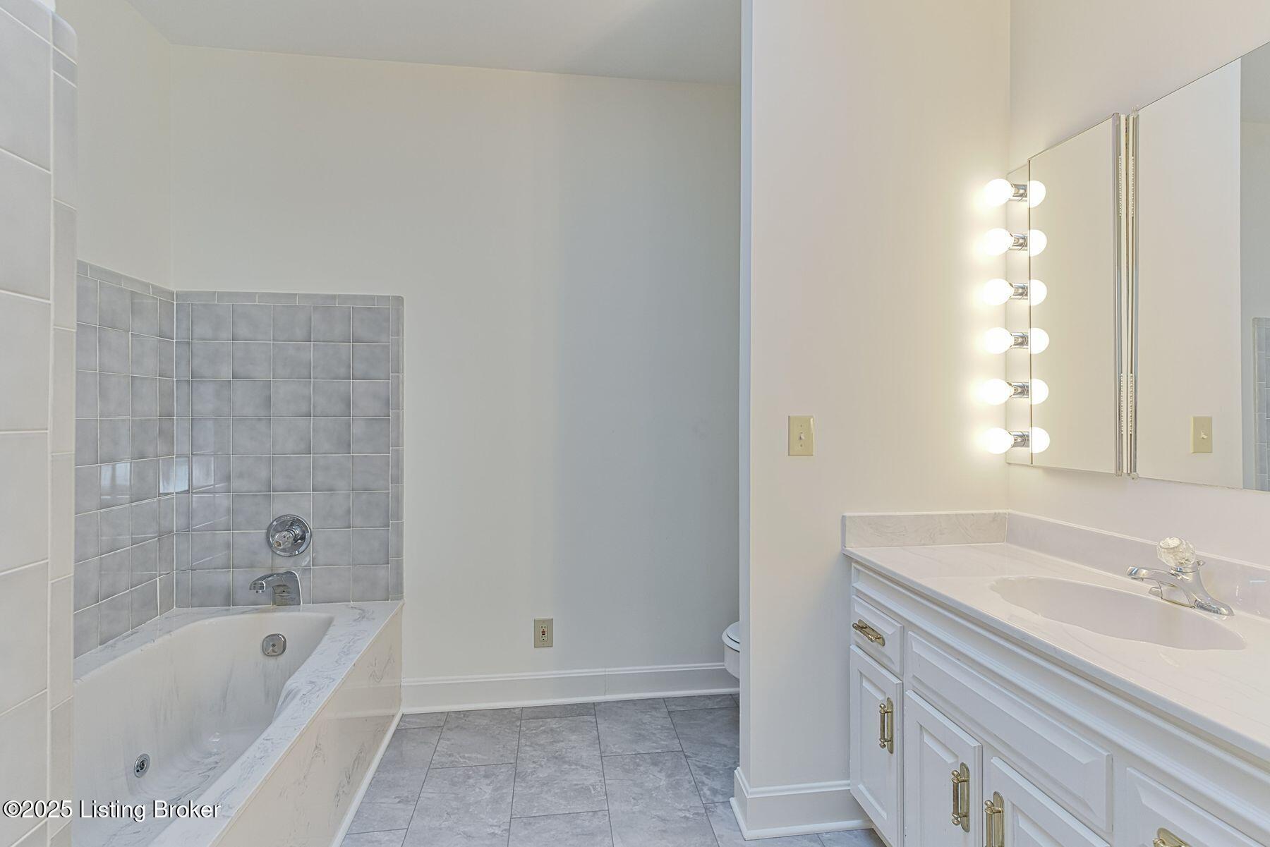 328 Blankenbaker Ln