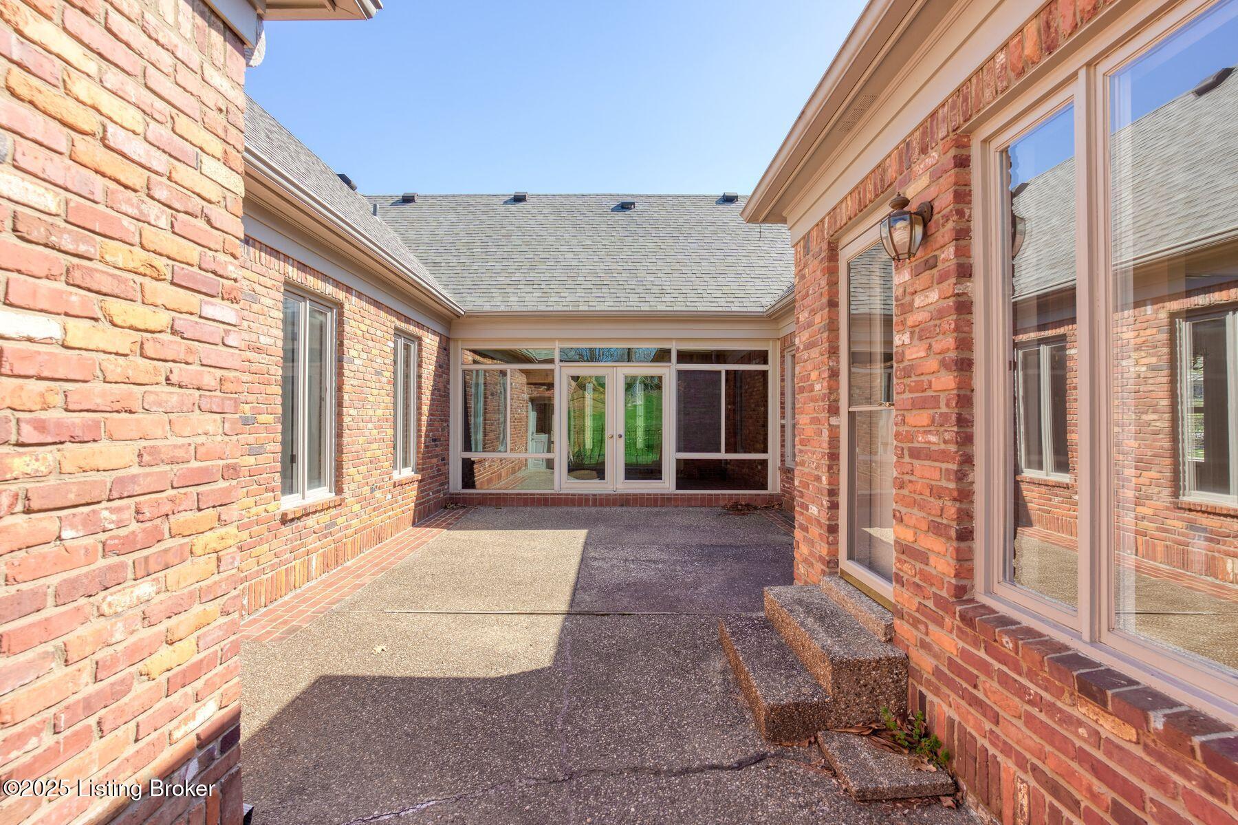 328 Blankenbaker Ln