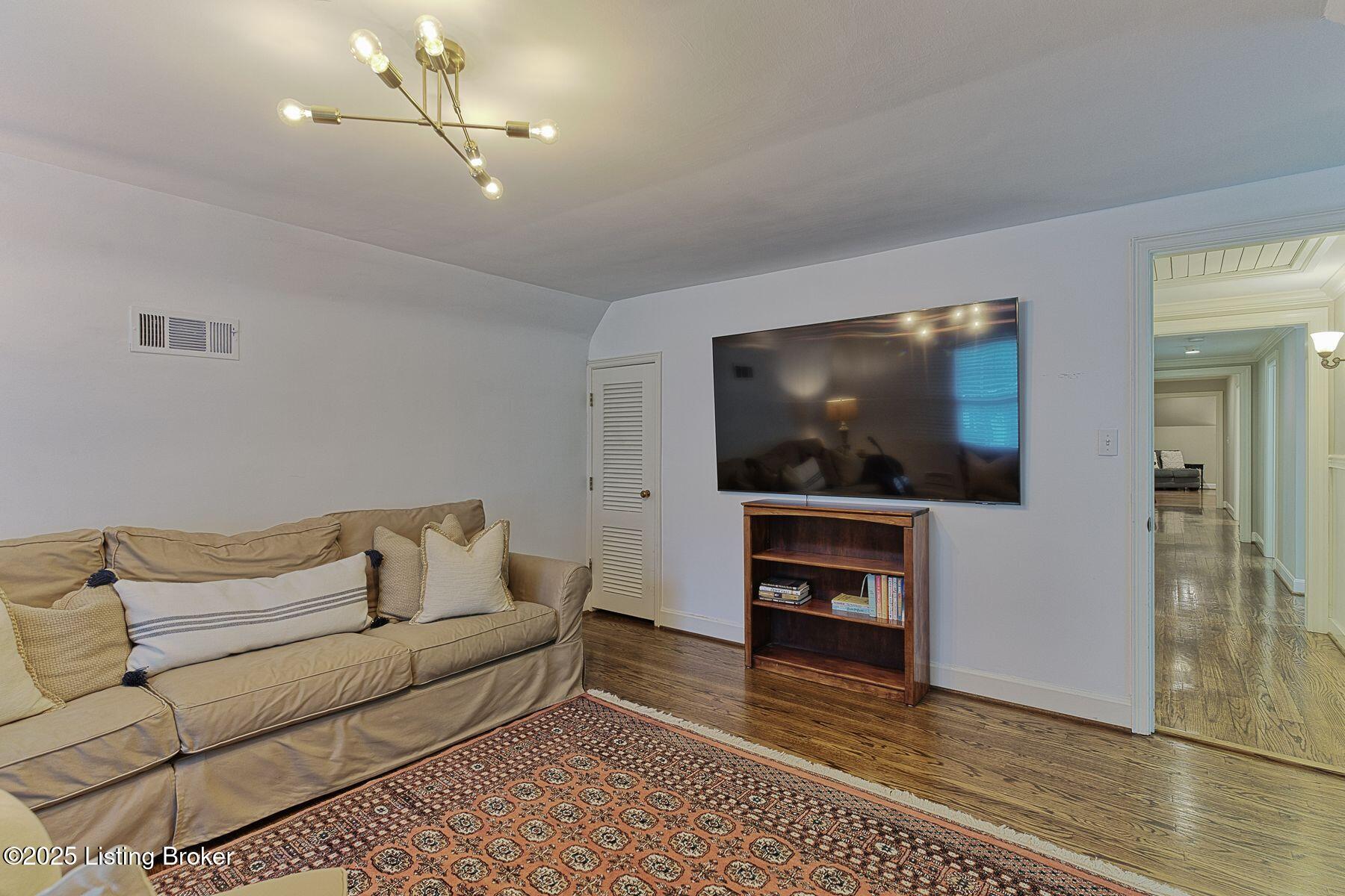 12209 Locust Ln