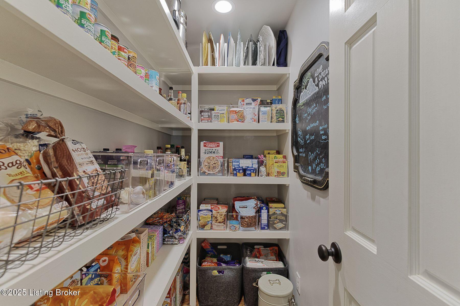12209 Locust Ln